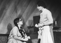 Judith Keller (Laurie) und Gertrud Roll (Kate Jerome) in Brooklyn Memoiren, Regie Karlheinz Hackl, Volkstheater Wien 1989@Victor Mory